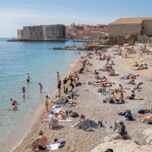 Počela sezona kupanja, plaža Banje, Dubrovnik