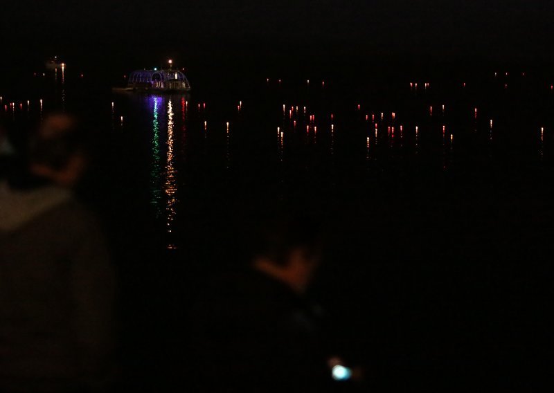 Niz Dunav puštene stotine crvenih i bijelih lampiona u spomen na poginule i nestale u obrani Vukovara