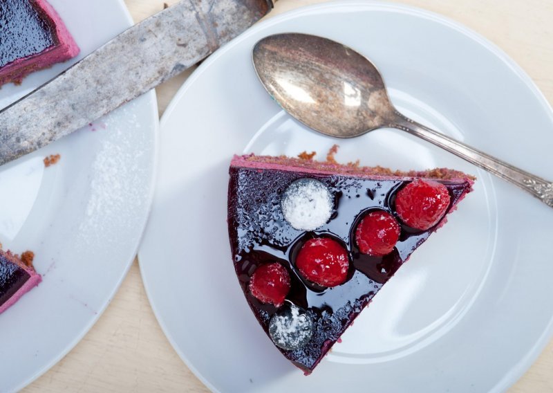 Pomiješajte, smrznite i uživajte: Osvježavajuća torta od čokolade, malina i kupina gotova u tren oka