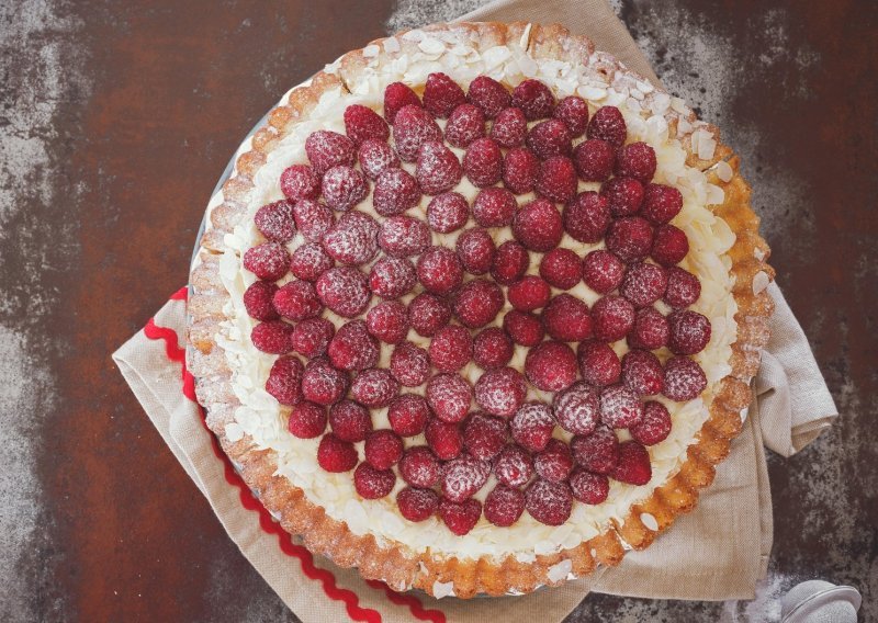 Tako jednostavan recept krije idealan ljetni desert: Cheesecake s malinama osvaja okusom, ali i brzinom pripreme