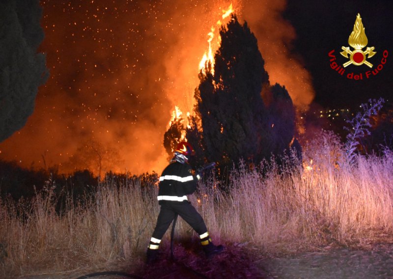[FOTO/VIDEO] Požari i dalje gore na Siciliji i u Kalabriji, Grčkoj pomogla kiša