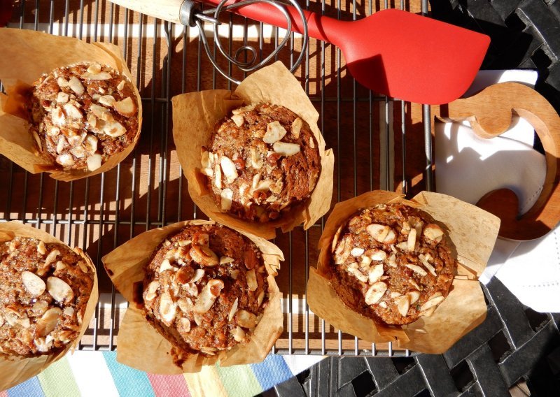Zdravi i ukusni muffini od integralnog brašna i mrkve nisu teški za pripremu, a ne sumnjamo da će brzo nestati s pladnja