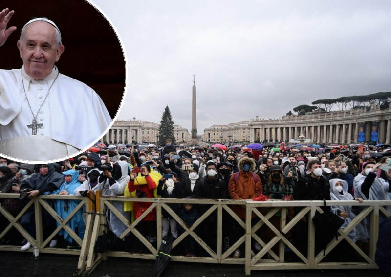 [FOTO] Božićno obraćanje pape Franje pred prepunim Trgom sv. Petra: Odbacimo polarizaciju, dijalogom zaliječimo podijeljeni svijet
