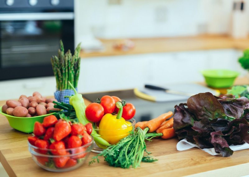 Produljite im rok trajanja: Koje voće i povrće treba čuvati u hladnjaku, a koje na sobnoj temperaturi?