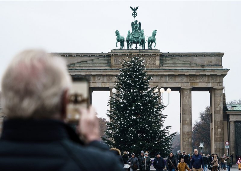 Klimatski aktivisti otpilili vrh na božićnom drvcu u Berlinu; sad je opet u blagdanskom sjaju