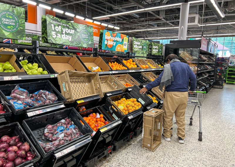 Britanski trgovački lanci ograničavaju kupnju voća i povrća, mogu se uzeti po tri rajčice ili krastavca