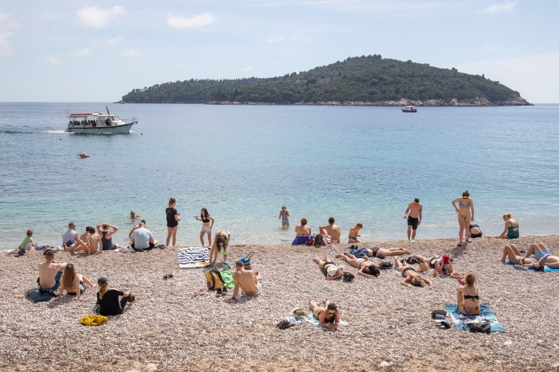 Počela sezona kupnja, plaža Banje, Dubrovnik
