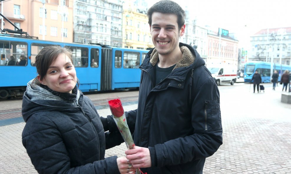 Mladić djevojci poklanja ružu za Dan žena (ilustracija)